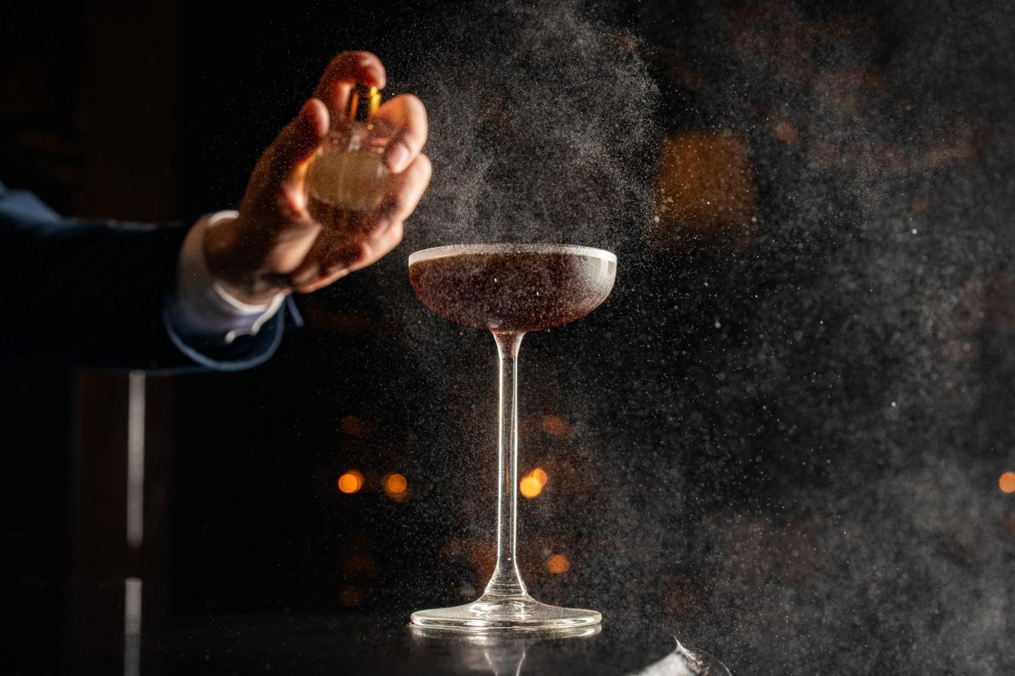 Hotel Rosewood São Paulo Extérieur photo A bartender dusting a cocktail with ground nutmeg